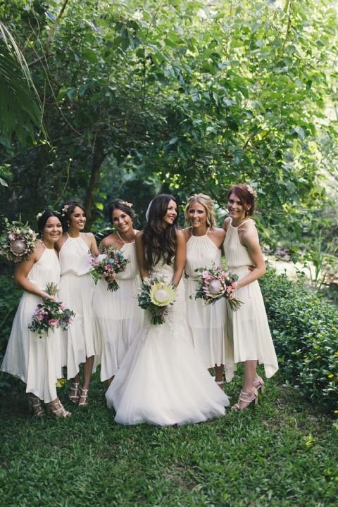 Charming Images of Classic Pure White Bridesmaid Dressesにて紹介している画像