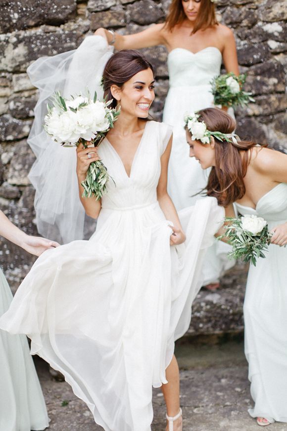 Charming Images of Classic Pure White Bridesmaid Dressesにて紹介している画像
