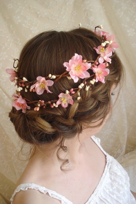 The Comeback of Flower Crowns for Brides-to-Be ♩ What Color Crown Suits You? ♡にて紹介している画像