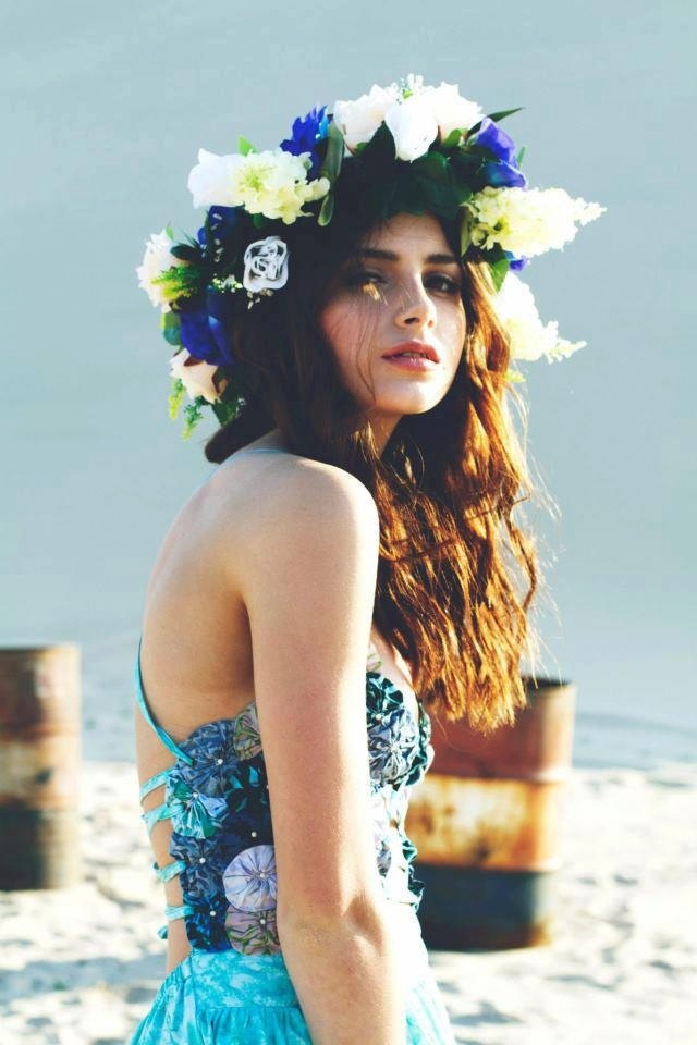 The Comeback of Flower Crowns for Brides-to-Be ♩ What Color Crown Suits You? ♡にて紹介している画像