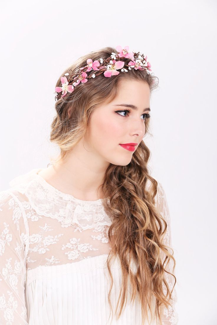 The Comeback of Flower Crowns for Brides-to-Be ♩ What Color Crown Suits You? ♡にて紹介している画像