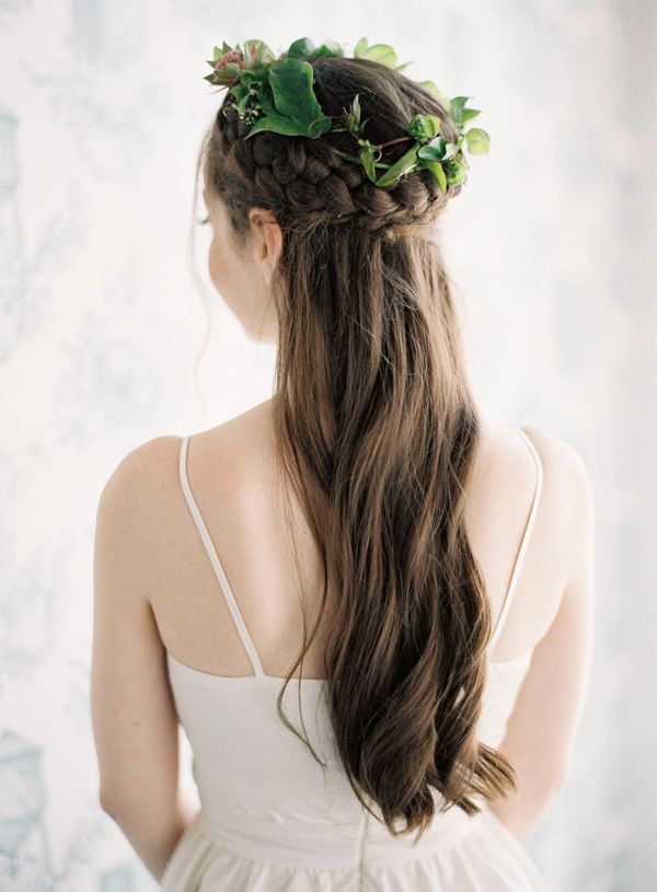 The Comeback of Flower Crowns for Brides-to-Be ♩ What Color Crown Suits You? ♡にて紹介している画像