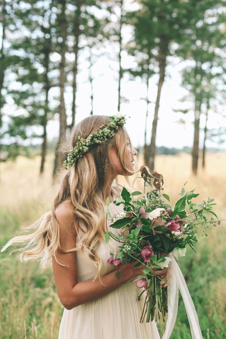 The Comeback of Flower Crowns for Brides-to-Be ♩ What Color Crown Suits You? ♡にて紹介している画像