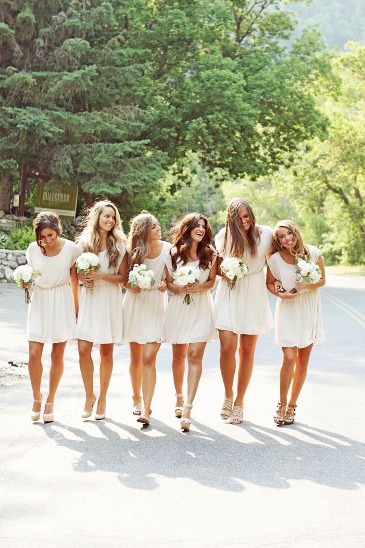 Charming Images of Classic Pure White Bridesmaid Dressesにて紹介している画像