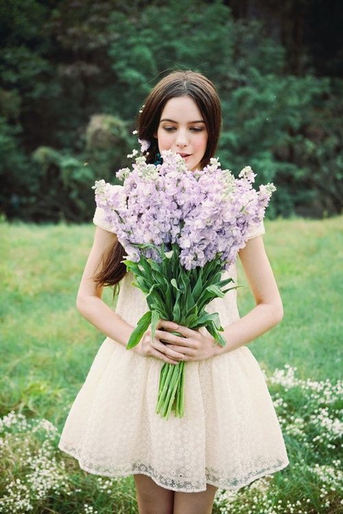 "I Want to be Wrapped in Lavender ♡ A Naturally Romantic Wedding Bouquet ♡"にて紹介している画像
