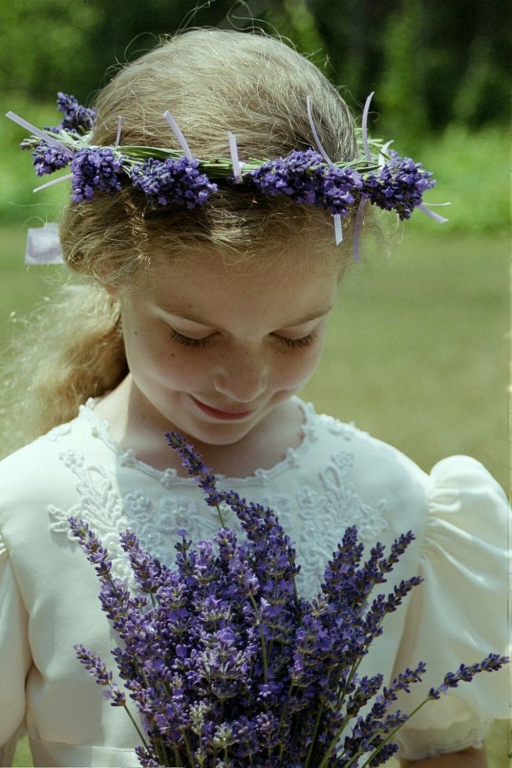 "I Want to be Wrapped in Lavender ♡ A Naturally Romantic Wedding Bouquet ♡"にて紹介している画像