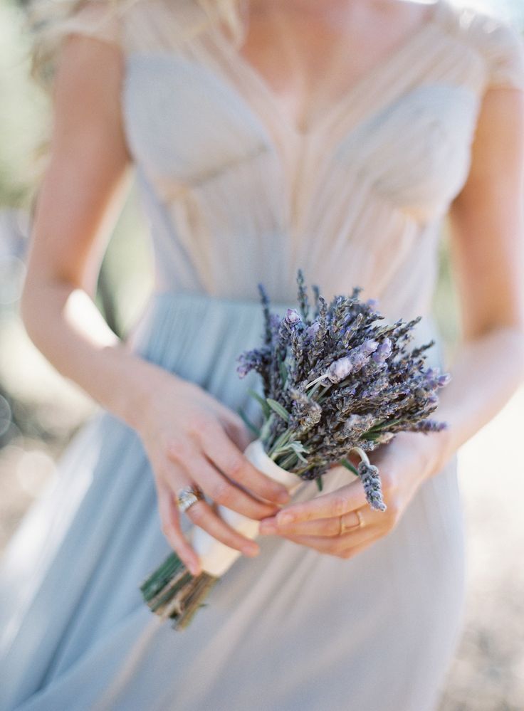 "I Want to be Wrapped in Lavender ♡ A Naturally Romantic Wedding Bouquet ♡"にて紹介している画像