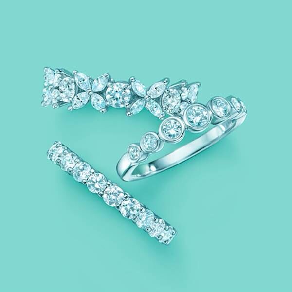 "Elevate Your Femininity with Tiffany Nails: Invite Happiness from Your Fingertips!"にて紹介している画像