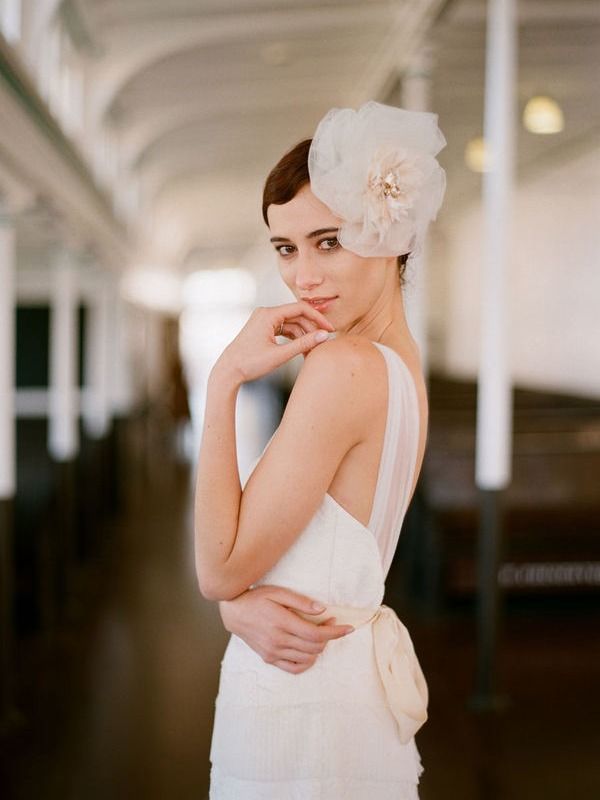 最大限に可愛く♡大きなお花髪飾りで、もっと華やかな花嫁ヘア＊にて紹介している画像