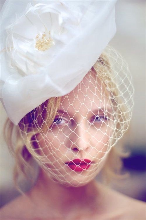 最大限に可愛く♡大きなお花髪飾りで、もっと華やかな花嫁ヘア＊にて紹介している画像