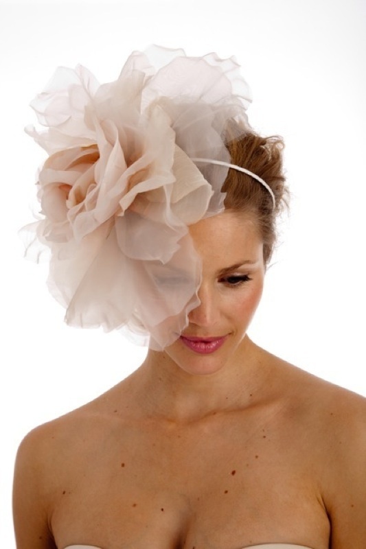 最大限に可愛く♡大きなお花髪飾りで、もっと華やかな花嫁ヘア＊にて紹介している画像