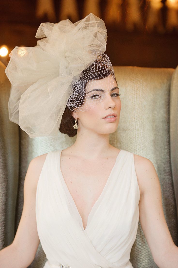 最大限に可愛く♡大きなお花髪飾りで、もっと華やかな花嫁ヘア＊にて紹介している画像