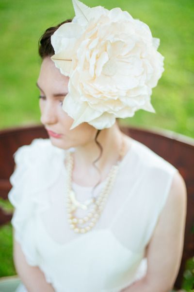 最大限に可愛く♡大きなお花髪飾りで、もっと華やかな花嫁ヘア＊にて紹介している画像