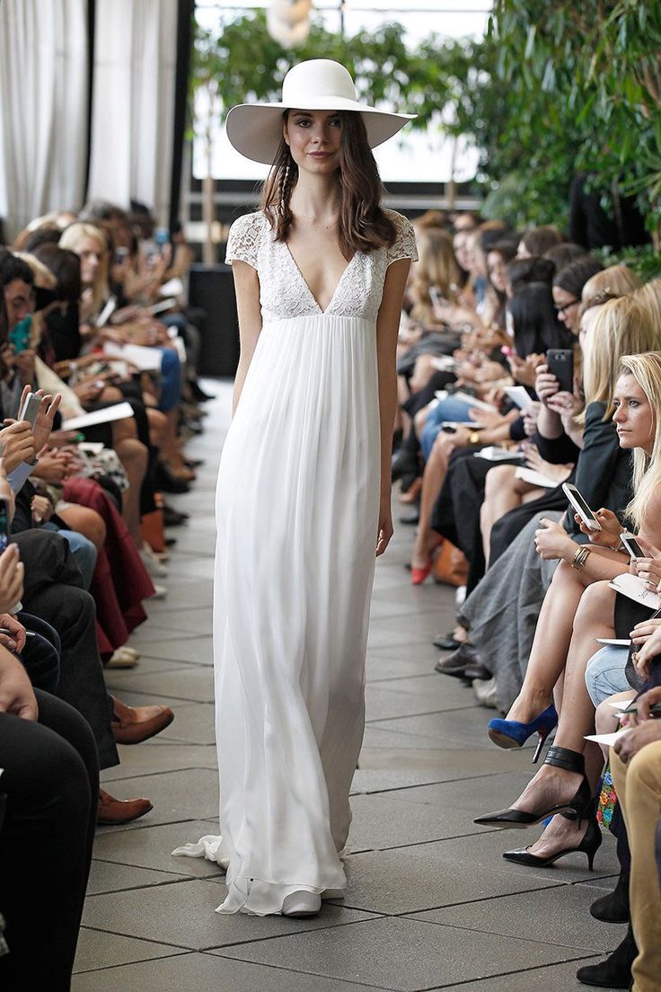 French Chic and Heartfelt: Adult Weddings with Delphine Manivet's Dresses＊にて紹介している画像