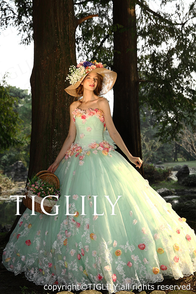 フラワープリンセスに変身＊人気ブランドのお花のボールガウンドレスにきゅん♡にて紹介している画像