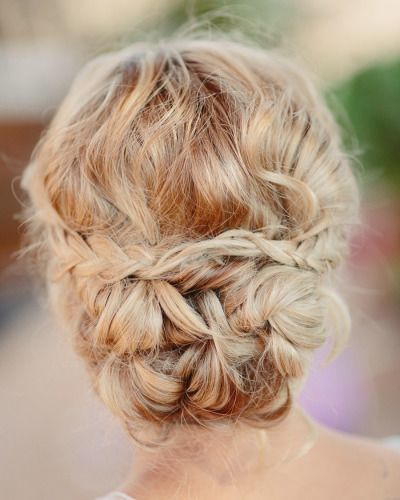 "Braid x Bun: Create a Sophisticated Bride's Hairstyle for an Elegant Lady♡"にて紹介している画像