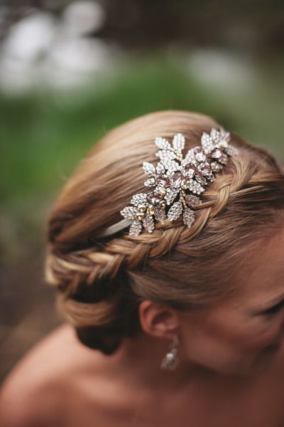 "Braid x Bun: Create a Sophisticated Bride's Hairstyle for an Elegant Lady♡"にて紹介している画像