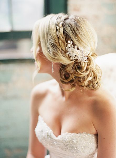 "Braid x Bun: Create a Sophisticated Bride's Hairstyle for an Elegant Lady♡"にて紹介している画像