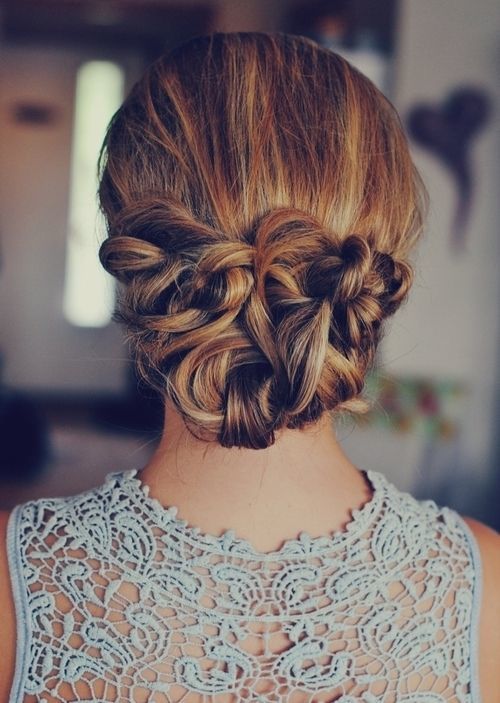 "Braid x Bun: Create a Sophisticated Bride's Hairstyle for an Elegant Lady♡"にて紹介している画像