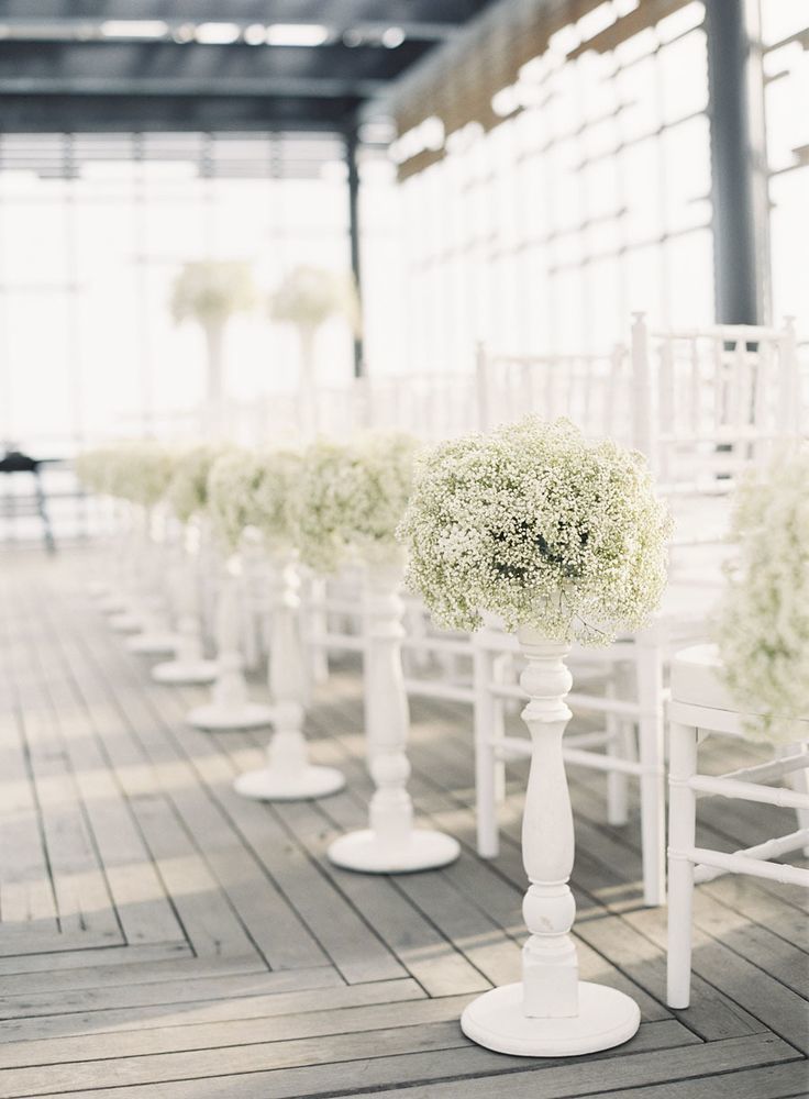 The Symbol of Purity: Adorable Weddings Featuring Baby's Breath as the Main Flower!にて紹介している画像