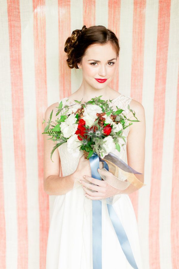 【水彩画でフォトブース！？】話題の水彩で一気にお洒落なウェディングフォト＊にて紹介している画像