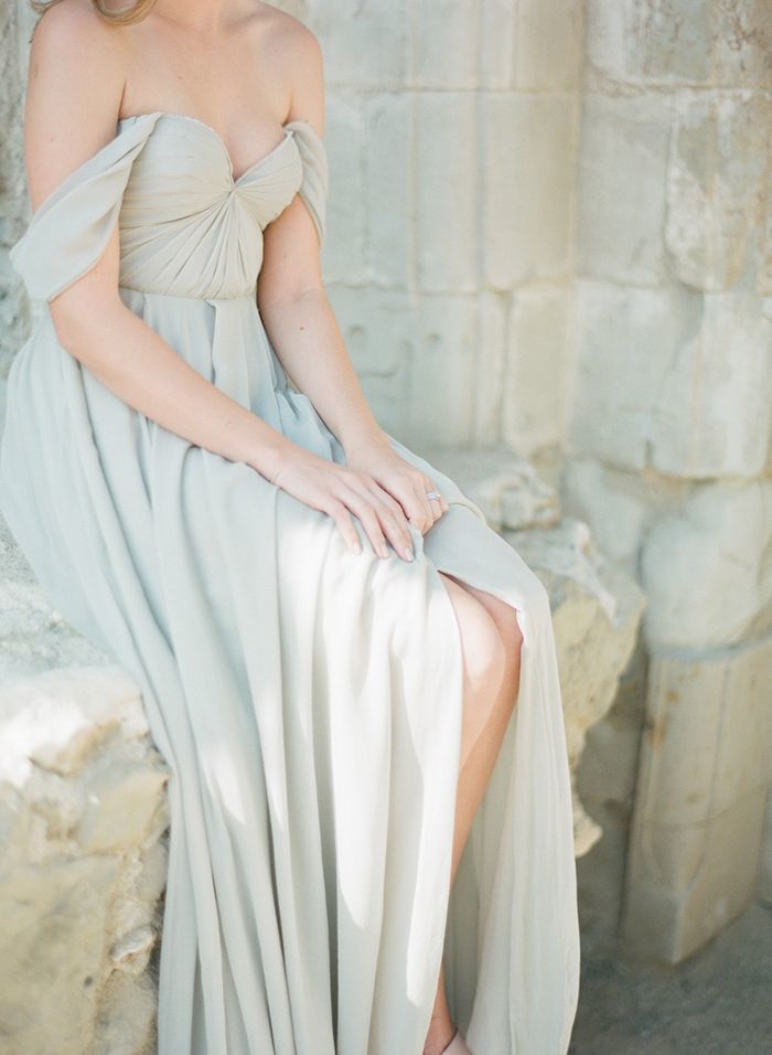 お洒落花嫁要チェック♡優しい色合い『スモーキーカラー』のドレスが素敵＊にて紹介している画像