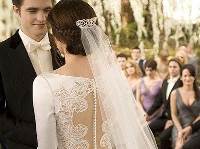 Bella from "Twilight" Wore It Too! The Adorable Dresses by Carolina Herrera♡にて紹介している画像