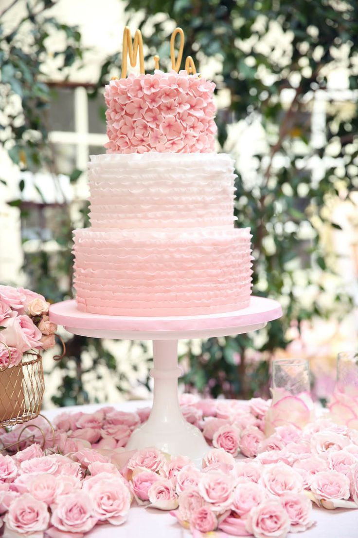 Fluffy Romantic ♡ Pink Wedding Cake ♡にて紹介している画像