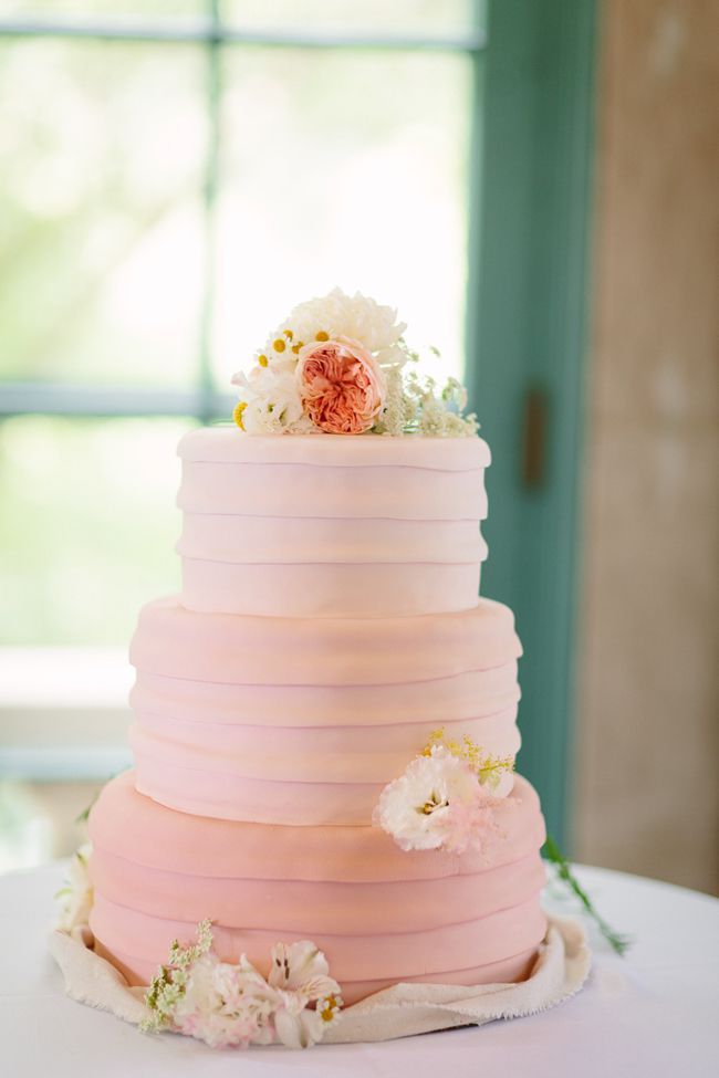 Fluffy Romantic ♡ Pink Wedding Cake ♡にて紹介している画像