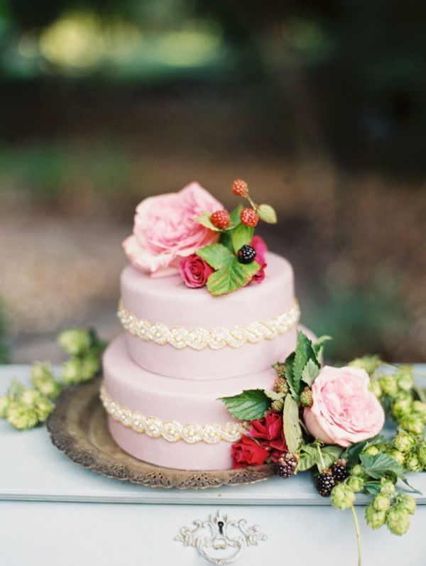 Fluffy Romantic ♡ Pink Wedding Cake ♡にて紹介している画像