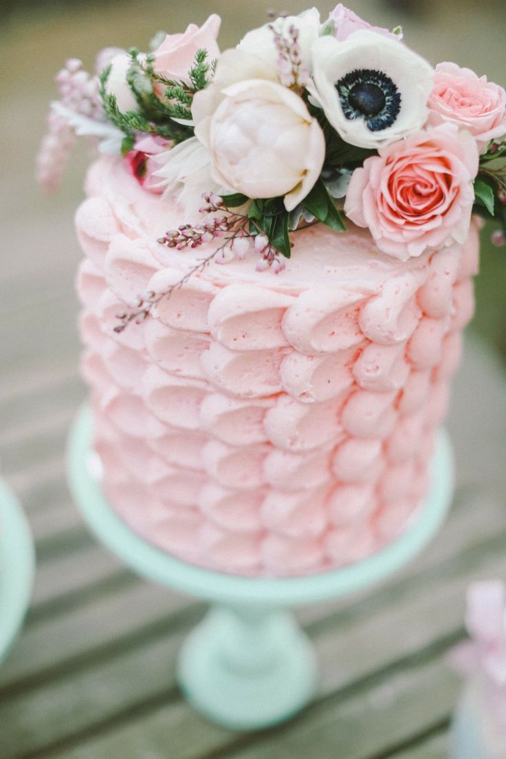 Fluffy Romantic ♡ Pink Wedding Cake ♡にて紹介している画像