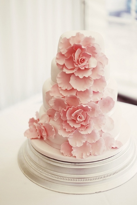 Fluffy Romantic ♡ Pink Wedding Cake ♡にて紹介している画像