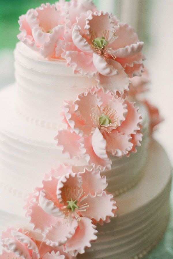 Fluffy Romantic ♡ Pink Wedding Cake ♡にて紹介している画像