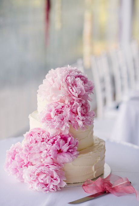 Fluffy Romantic ♡ Pink Wedding Cake ♡にて紹介している画像