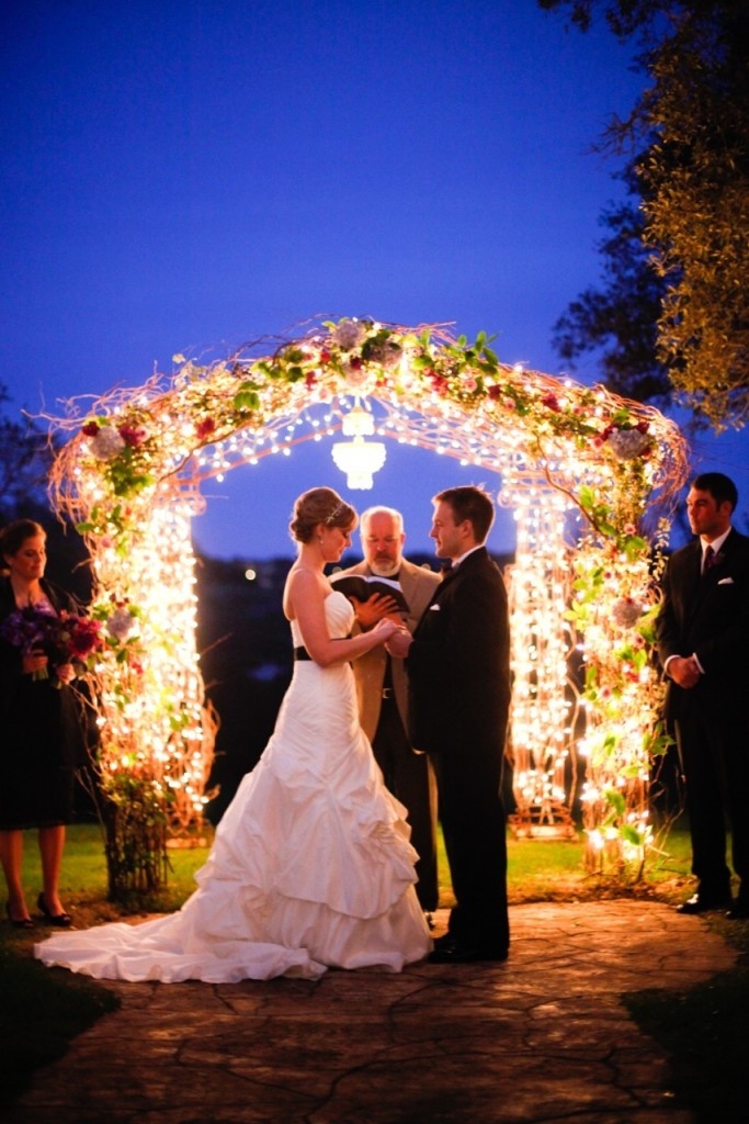 Embrace the Light: Create a Romantic Atmosphere at Your Night Wedding!にて紹介している画像