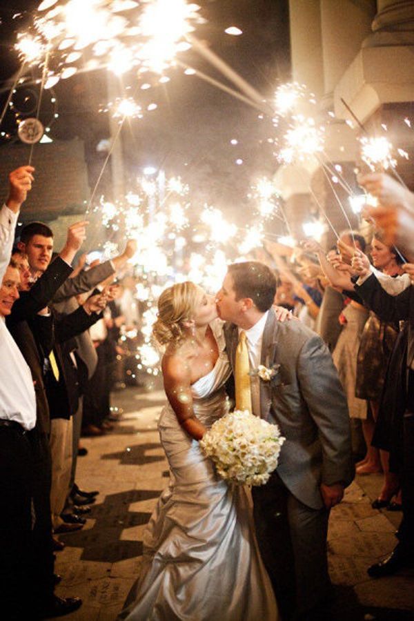 Embrace the Light: Create a Romantic Atmosphere at Your Night Wedding!にて紹介している画像