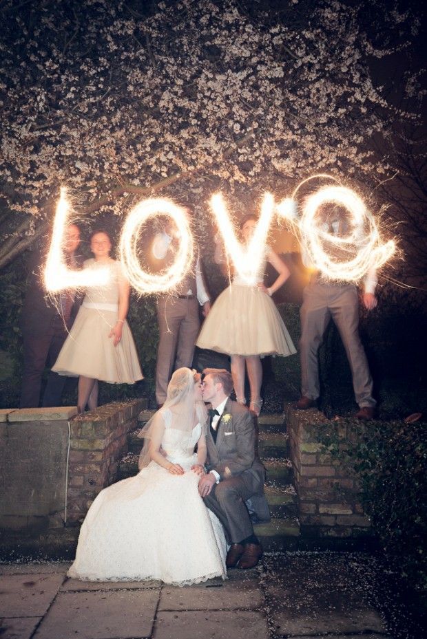 Embrace the Light: Create a Romantic Atmosphere at Your Night Wedding!にて紹介している画像