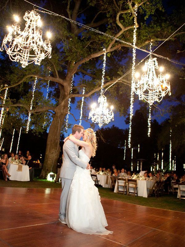 Embrace the Light: Create a Romantic Atmosphere at Your Night Wedding!にて紹介している画像