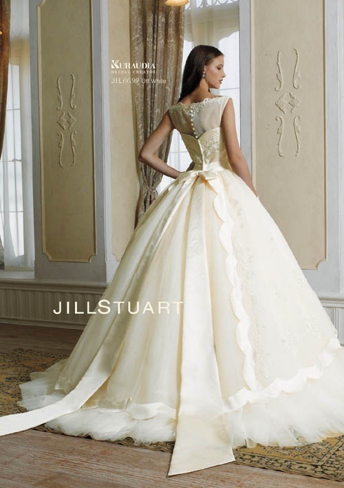 Bride's Dream: Pure White Princess Line Dresses by Popular Brands ♡にて紹介している画像