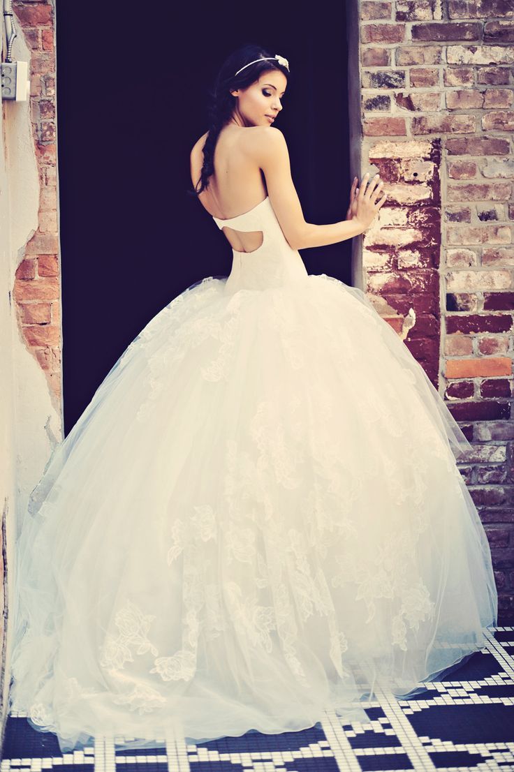 Bride's Dream: Pure White Princess Line Dresses by Popular Brands ♡にて紹介している画像