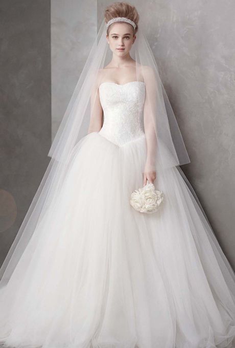 Bride's Dream: Pure White Princess Line Dresses by Popular Brands ♡にて紹介している画像