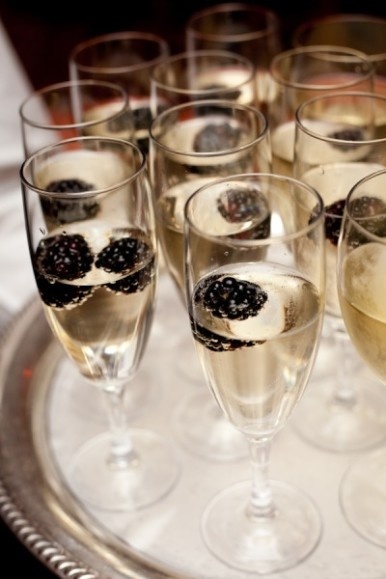 Stylish Gem-like Fruits: Delightful Sweets and Drinks Featuring Blackberries ♡にて紹介している画像