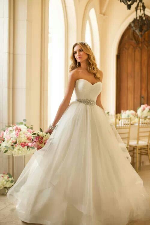 こだわりアリ！シンプルドレスにアクセントでもっと可愛い花嫁に♡にて紹介している画像