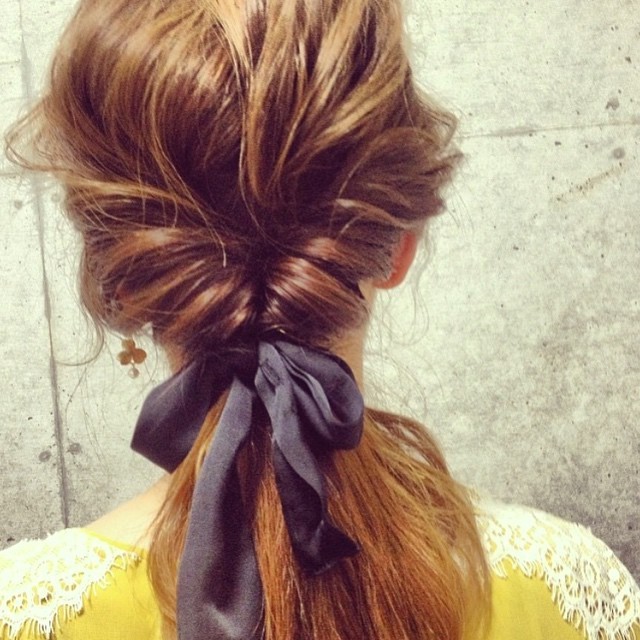 一目惚れ♡美容師のマリさんの、リボンやお花を使ったお呼ばれヘアが可愛い！にて紹介している画像