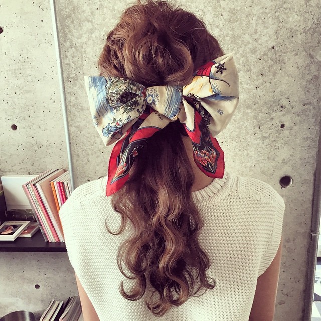 一目惚れ♡美容師のマリさんの、リボンやお花を使ったお呼ばれヘアが可愛い！にて紹介している画像