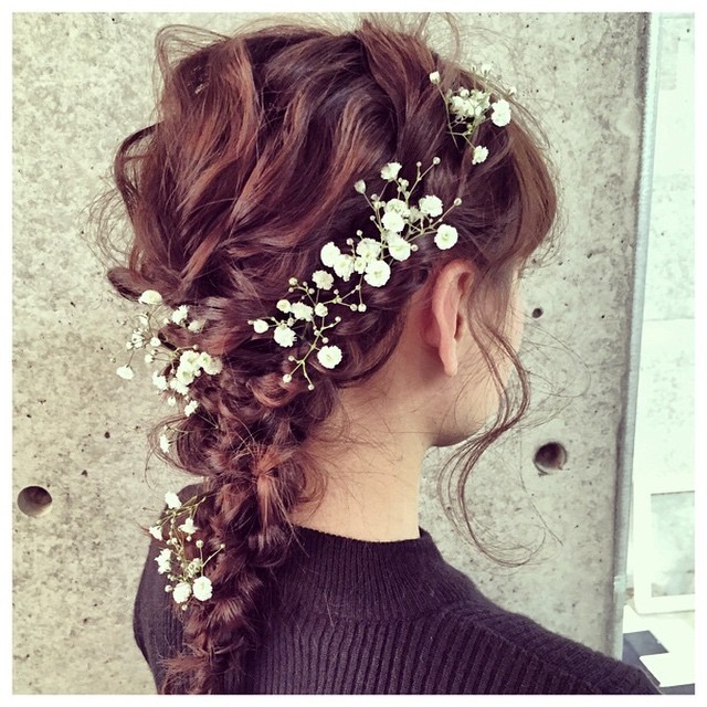 一目惚れ♡美容師のマリさんの、リボンやお花を使ったお呼ばれヘアが可愛い！にて紹介している画像