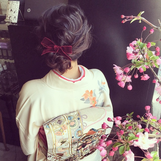 一目惚れ♡美容師のマリさんの、リボンやお花を使ったお呼ばれヘアが可愛い！にて紹介している画像