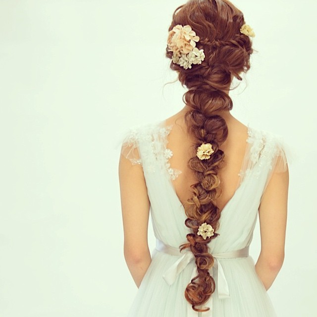 一目惚れ♡美容師のマリさんの、リボンやお花を使ったお呼ばれヘアが可愛い！にて紹介している画像