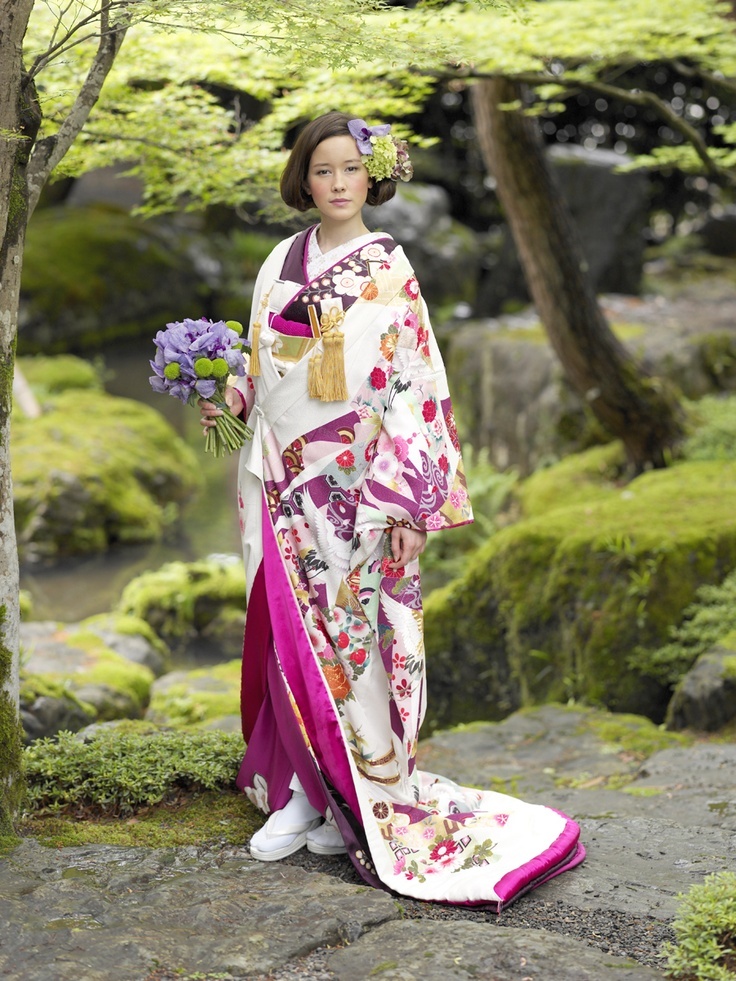 The Timeless Elegance of Traditional Japan: Which Color Uchikake Do You Prefer?にて紹介している画像
