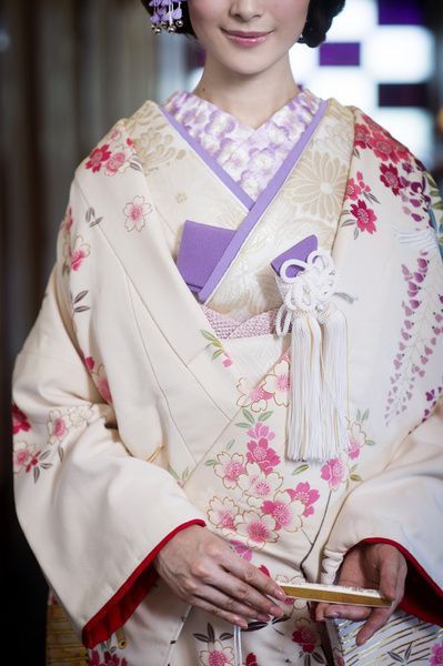 The Timeless Elegance of Traditional Japan: Which Color Uchikake Do You Prefer?にて紹介している画像